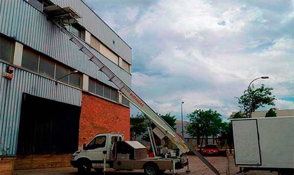 Elevación de muebles por fachada con toldos azules