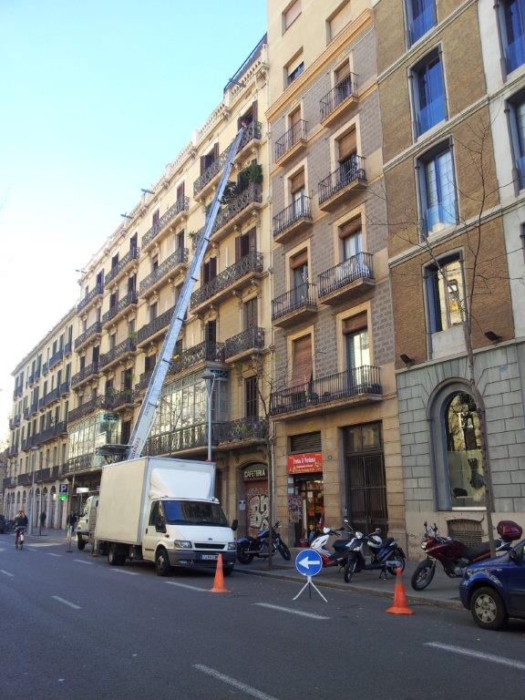 Camión con plataforma elevadora HBC Mudanzas