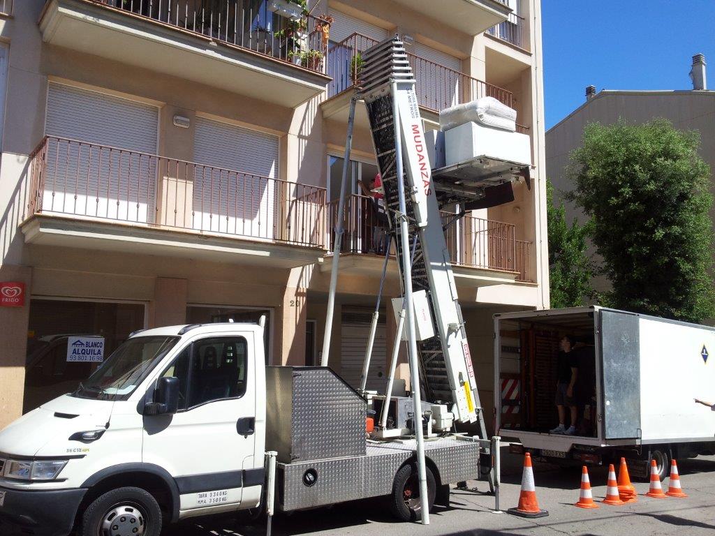 Plataforma elevadora trabajando en fachada de Barcelona