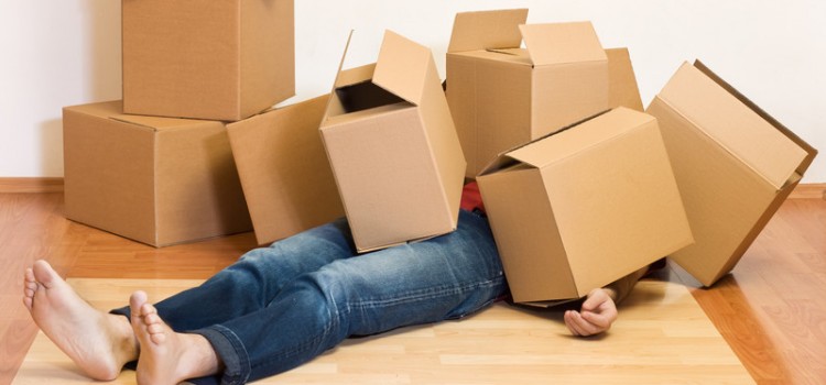 Cajas de cartón vacías después de una mudanza
