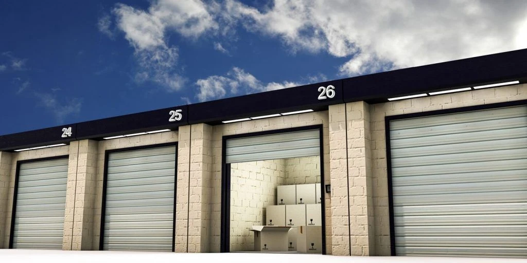 Espacio de guardamuebles con muebles y cajas almacenadas
