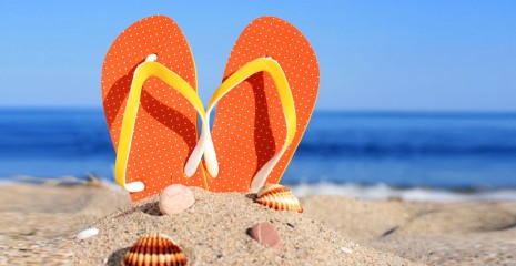 Chanclas en la playa simbolizando las vacaciones y la seguridad del hogar
